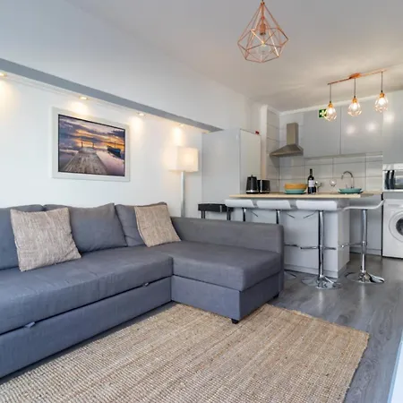 Апартаменти Cozy Flat Near Oura